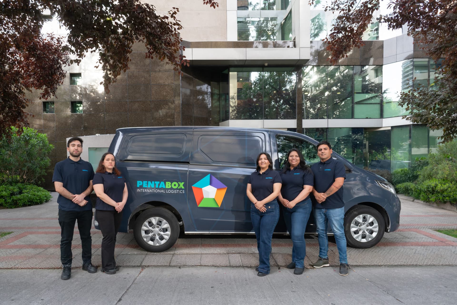 Equipo de Pentabox junto al vehículo de la empresa en Santiago de Chile