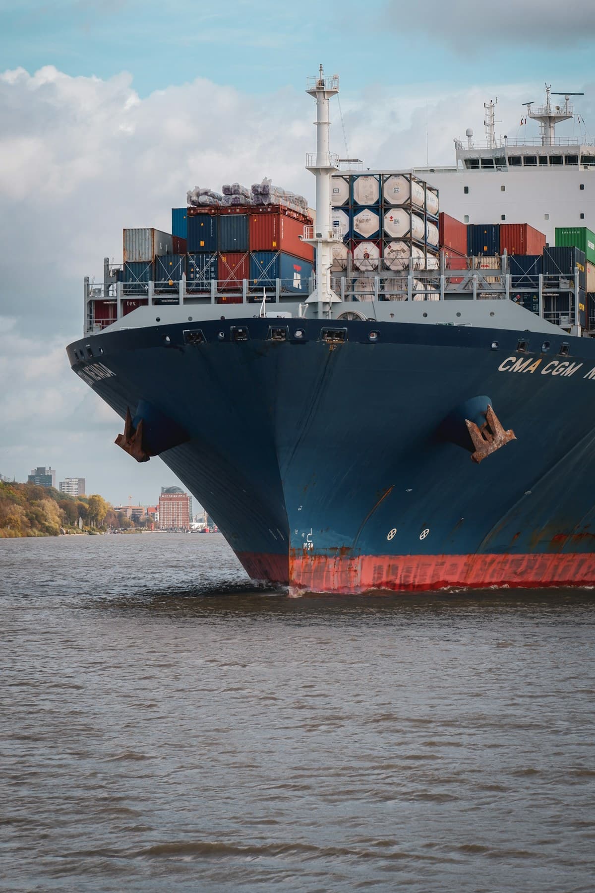 Portacontenedores CMA CGM navegando por el Elba a su paso por Hamburgo, carga consolidada desde Europa a Chile